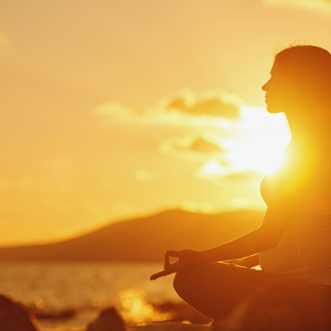 Meditación frente al mar con paseo consciente